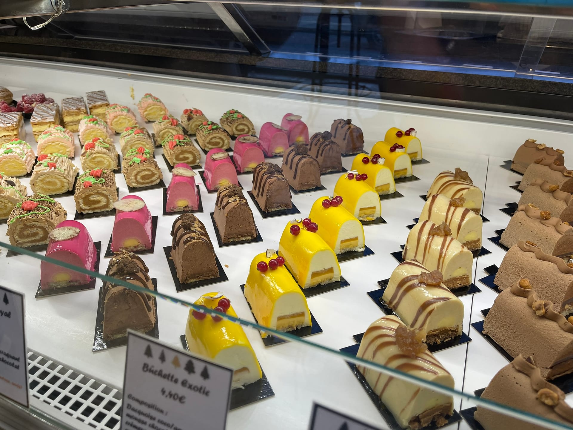 Geneva during Christmas! 🎄 The Christmas market by the lake was charming and cozy, with beautiful lights and festive treats. The famous Jet d'Eau is a must-see, and wandering the city led to delightful surprises. Best moment? Our group of 20 singing and dancing at a local bar! 🎶 Also, don’t miss the chocolate shops—absolutely delicious. 🍫 Geneva is magical this time of year! #Geneva #ChristmasMagic #FamilyTrip #TravelDiaries